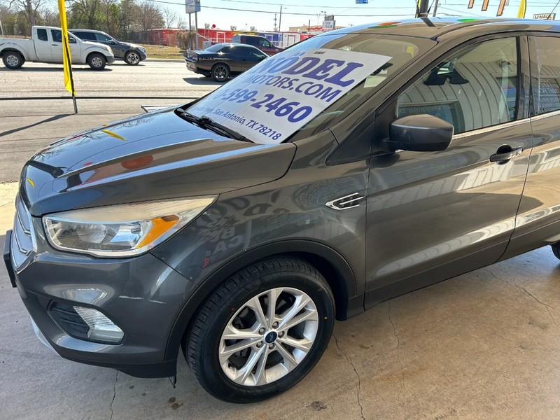 Ford Escape Vehicle Full-screen Gallery Image 05