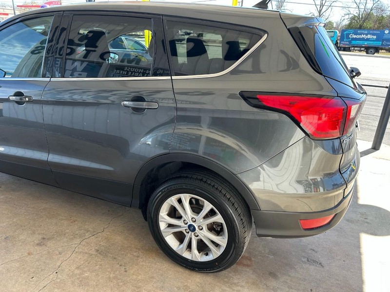 Ford Escape Vehicle Full-screen Gallery Image 06