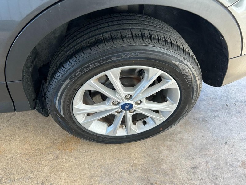 Ford Escape Vehicle Full-screen Gallery Image 08