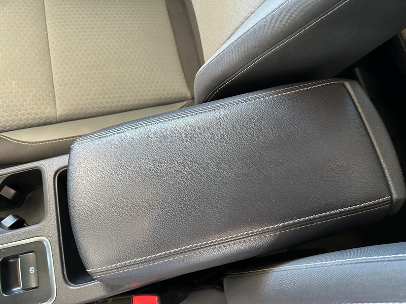 Ford Escape Vehicle Full-screen Gallery Image 16