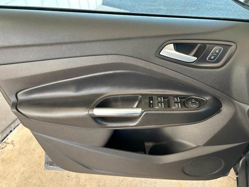 Ford Escape Vehicle Full-screen Gallery Image 19