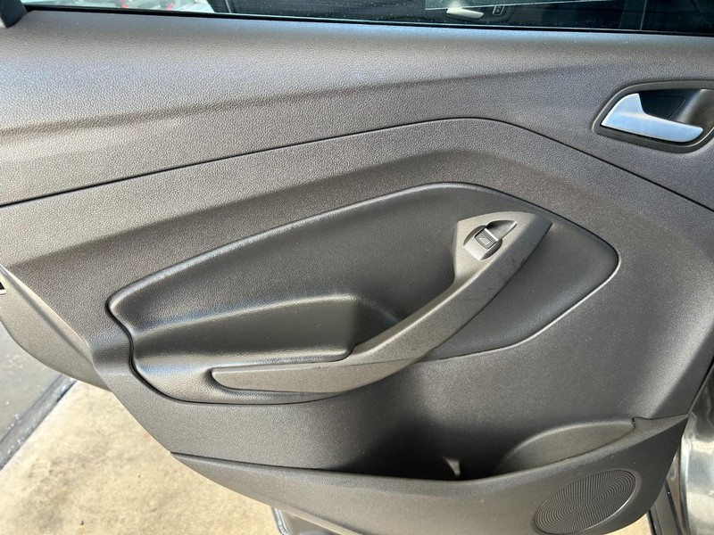 Ford Escape Vehicle Full-screen Gallery Image 22