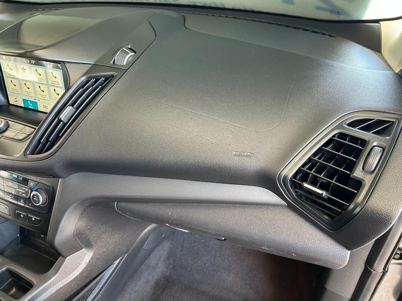 Ford Escape Vehicle Full-screen Gallery Image 24