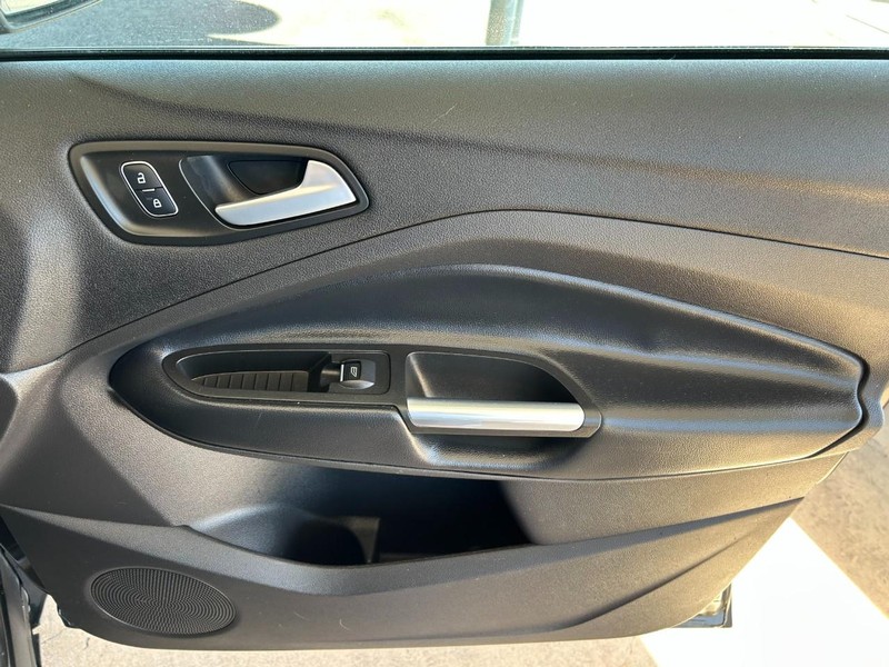 Ford Escape Vehicle Full-screen Gallery Image 27