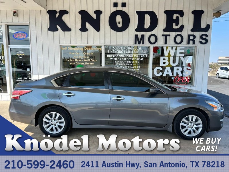 Nissan Altima Vehicle Full-screen Gallery Image 01