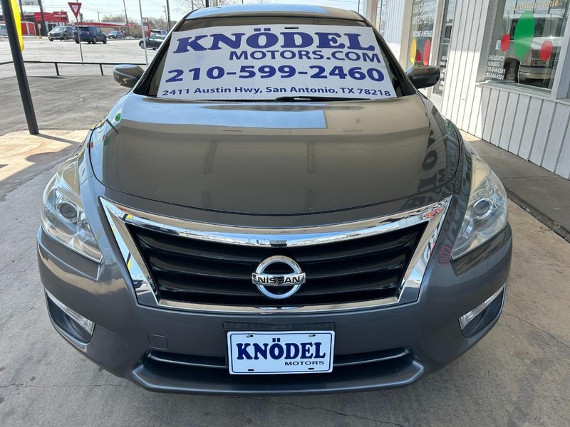 Nissan Altima Vehicle Full-screen Gallery Image 03