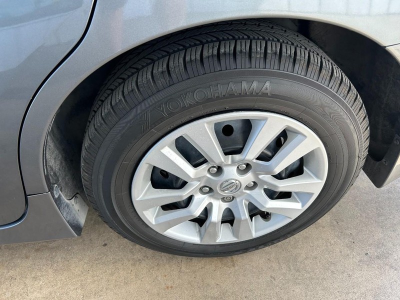 Nissan Altima Vehicle Full-screen Gallery Image 07