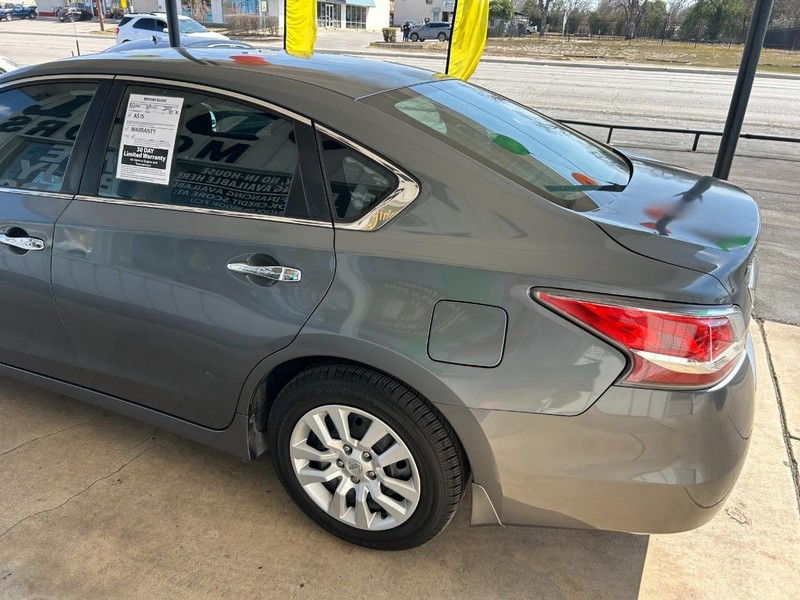 Nissan Altima Vehicle Full-screen Gallery Image 08