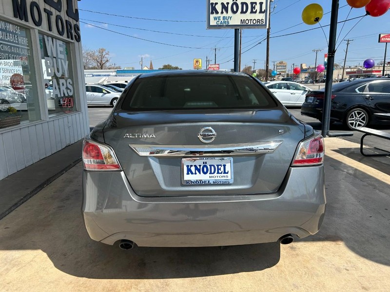 Nissan Altima Vehicle Full-screen Gallery Image 09