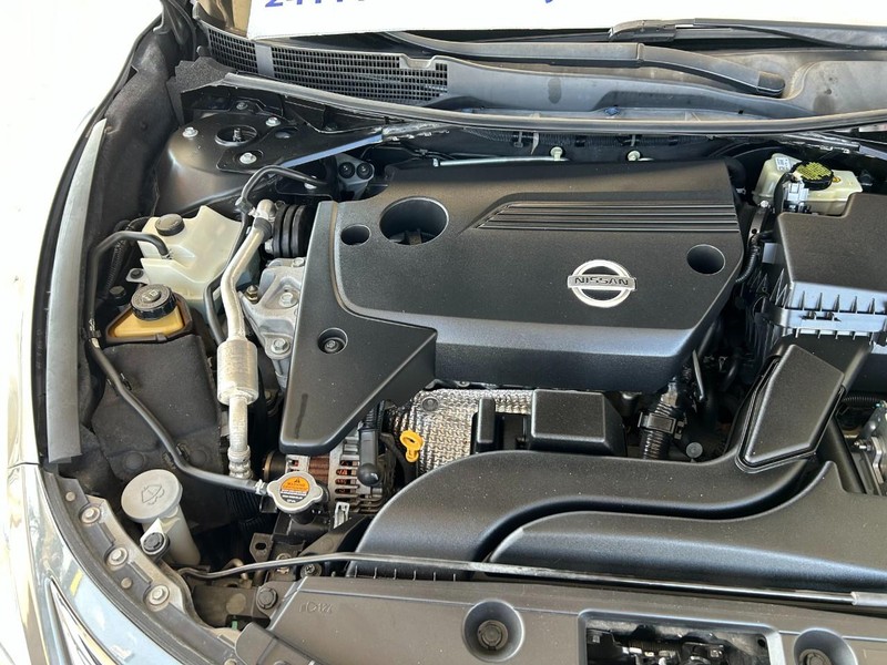 Nissan Altima Vehicle Full-screen Gallery Image 10