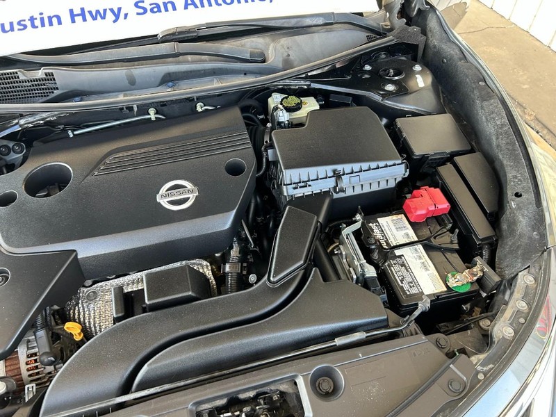 Nissan Altima Vehicle Full-screen Gallery Image 11