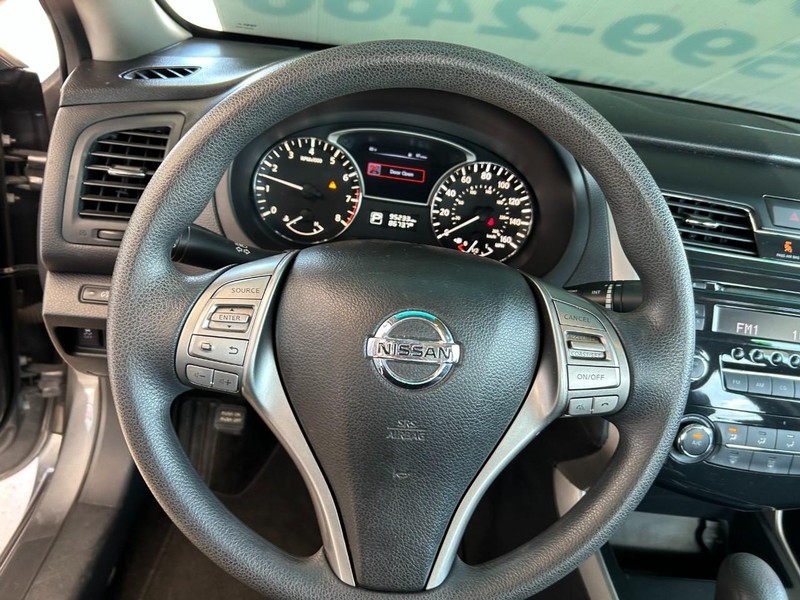 Nissan Altima Vehicle Full-screen Gallery Image 12