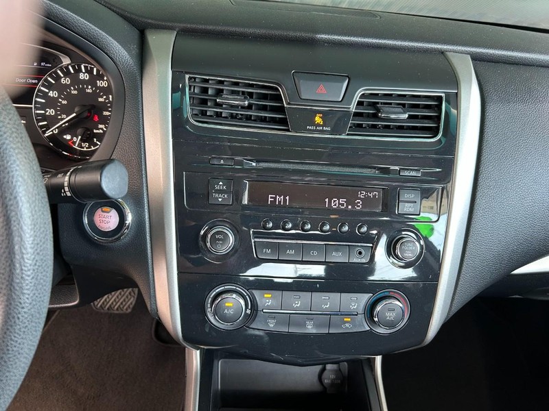 Nissan Altima Vehicle Full-screen Gallery Image 13