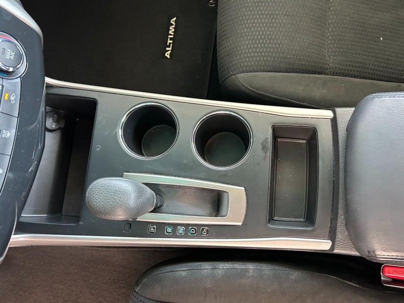 Nissan Altima Vehicle Full-screen Gallery Image 14