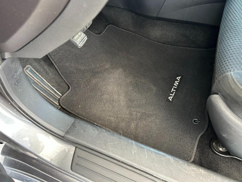 Nissan Altima Vehicle Full-screen Gallery Image 17