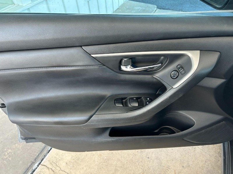 Nissan Altima Vehicle Full-screen Gallery Image 19