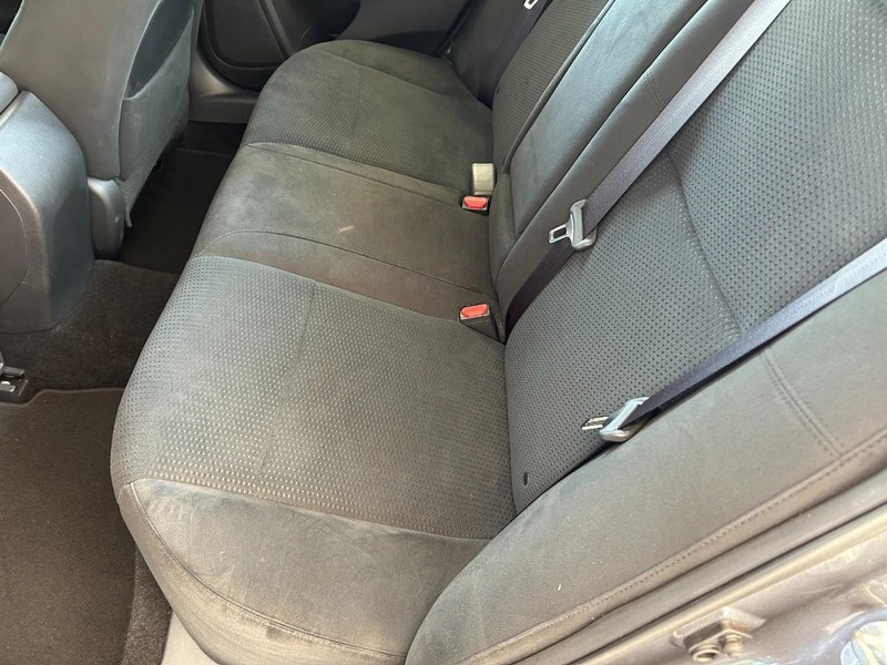 Nissan Altima Vehicle Full-screen Gallery Image 20