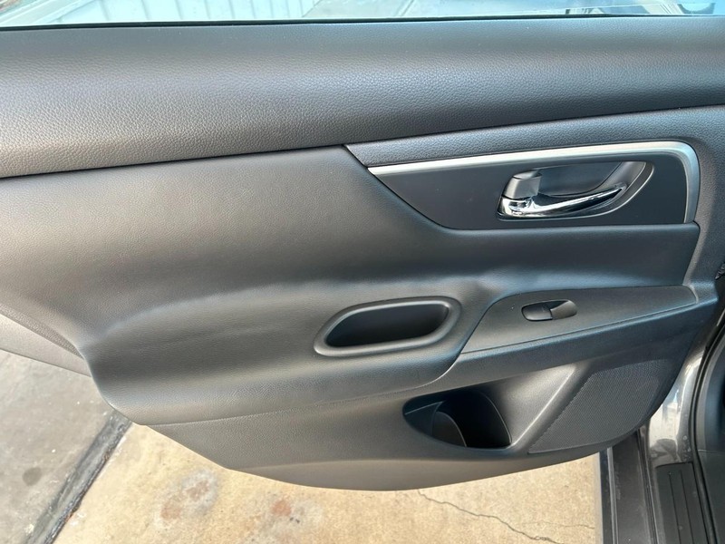 Nissan Altima Vehicle Full-screen Gallery Image 22