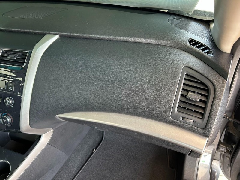 Nissan Altima Vehicle Full-screen Gallery Image 23