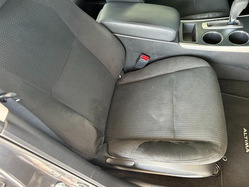 Nissan Altima Vehicle Full-screen Gallery Image 24