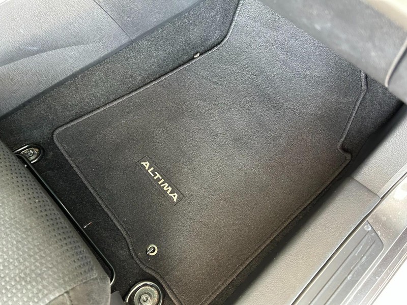 Nissan Altima Vehicle Full-screen Gallery Image 25