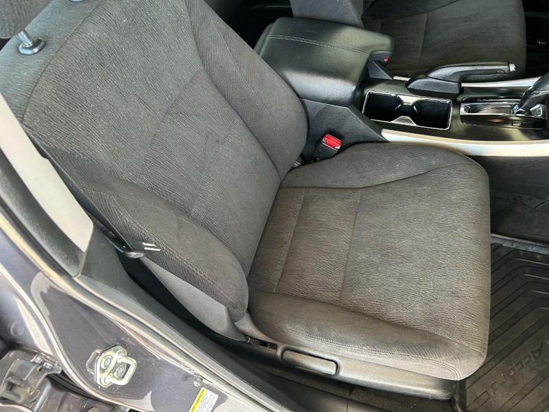 Honda Accord Sedan Vehicle Full-screen Gallery Image 23