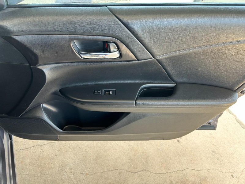 Honda Accord Sedan Vehicle Full-screen Gallery Image 25