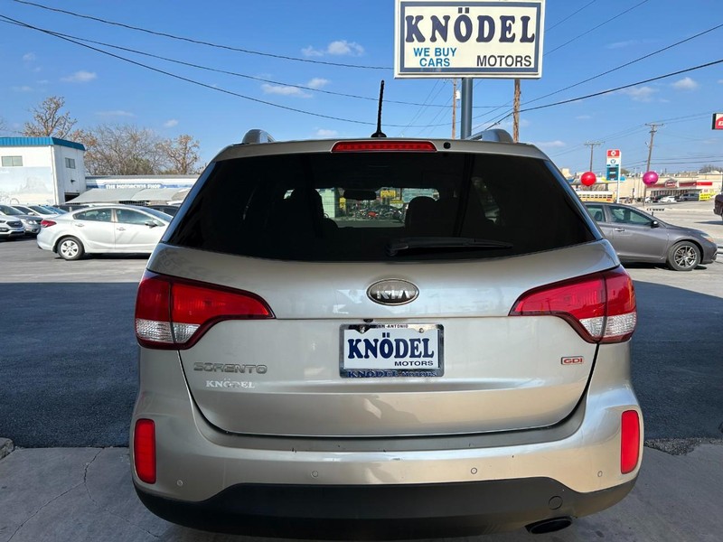 Kia Sorento Vehicle Full-screen Gallery Image 03