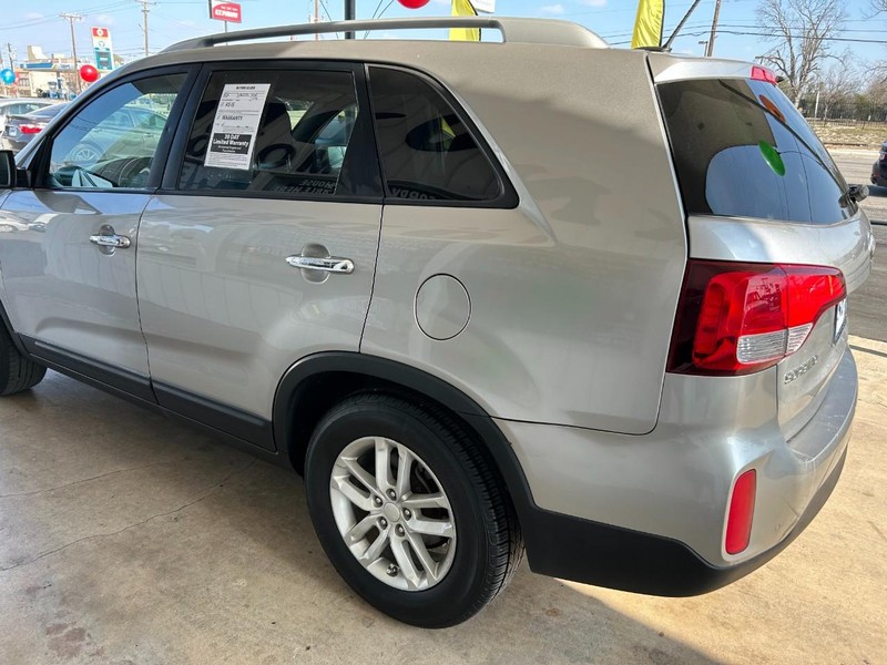 Kia Sorento Vehicle Full-screen Gallery Image 05