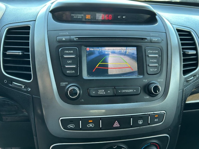 Kia Sorento Vehicle Full-screen Gallery Image 11