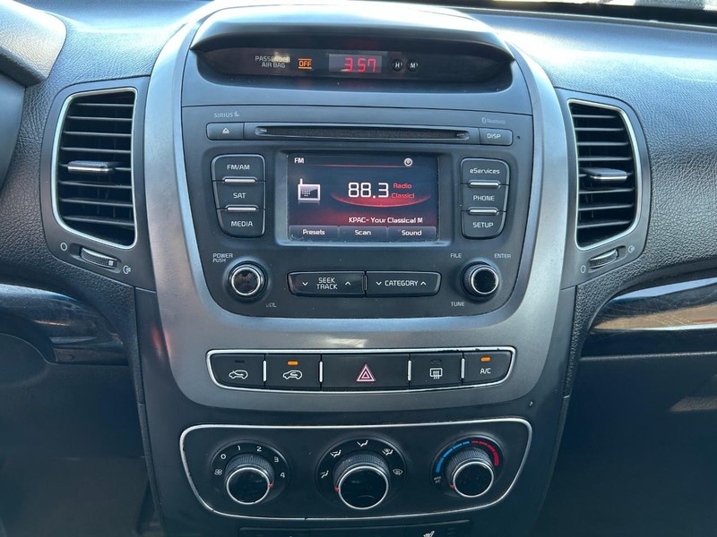 Kia Sorento Vehicle Full-screen Gallery Image 12