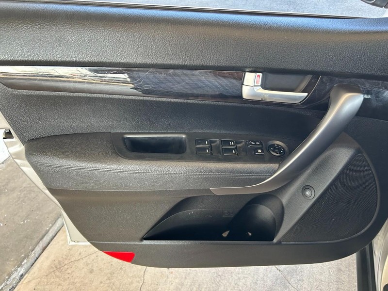 Kia Sorento Vehicle Full-screen Gallery Image 15