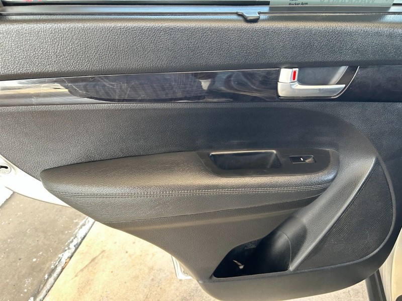 Kia Sorento Vehicle Full-screen Gallery Image 19