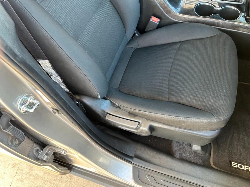 Kia Sorento Vehicle Full-screen Gallery Image 27