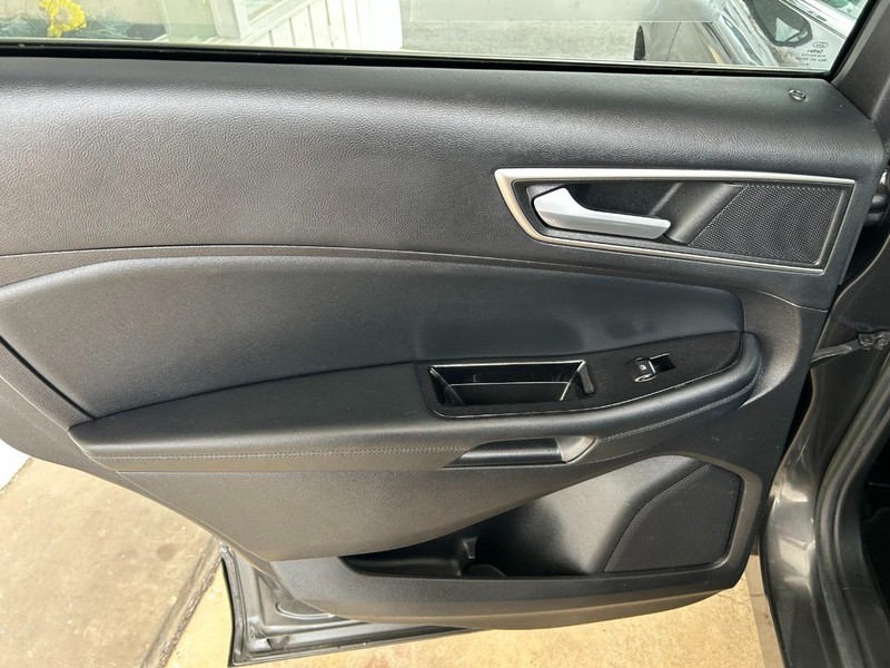 Ford Edge Vehicle Full-screen Gallery Image 22