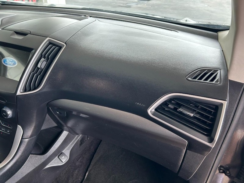 Ford Edge Vehicle Full-screen Gallery Image 25