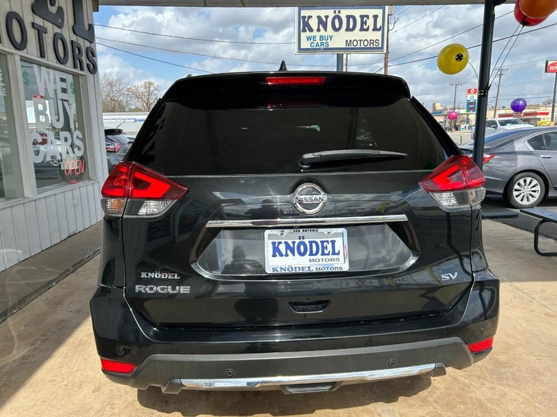 Nissan Rogue Vehicle Full-screen Gallery Image 03