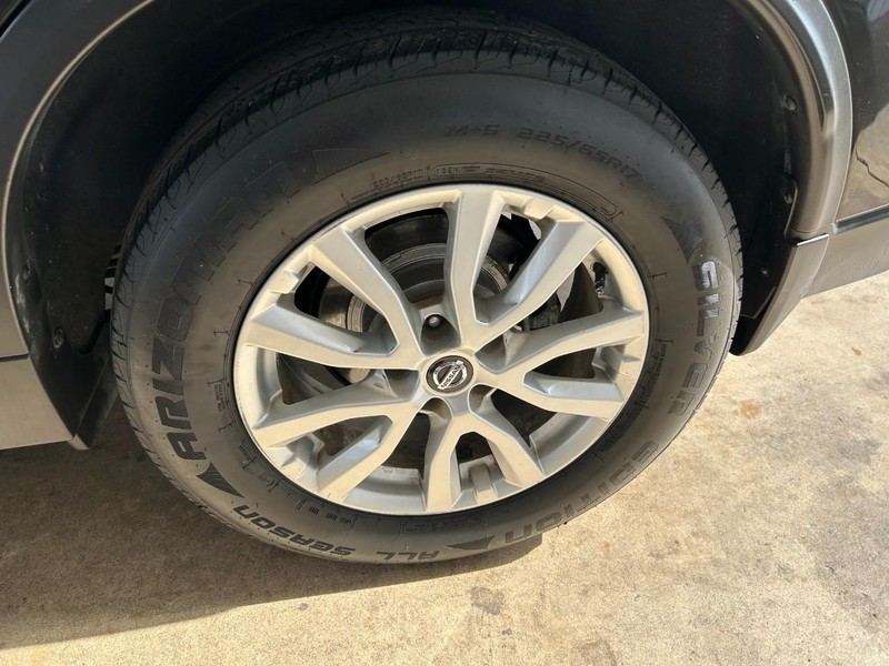 Nissan Rogue Vehicle Full-screen Gallery Image 11