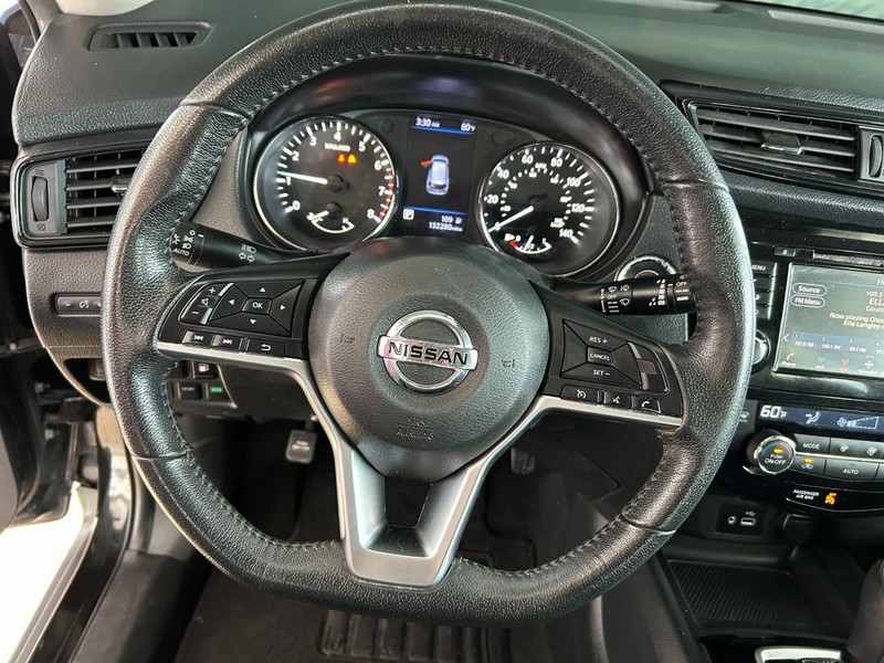 Nissan Rogue Vehicle Full-screen Gallery Image 12