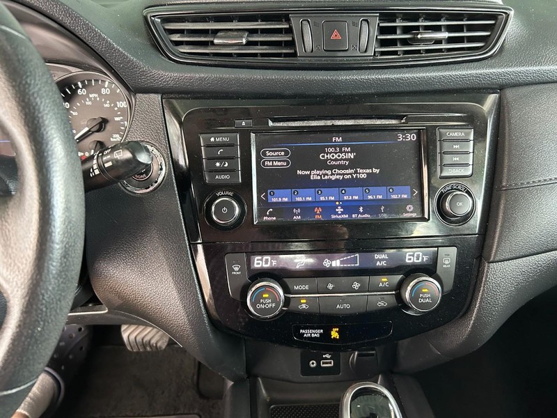 Nissan Rogue Vehicle Full-screen Gallery Image 14