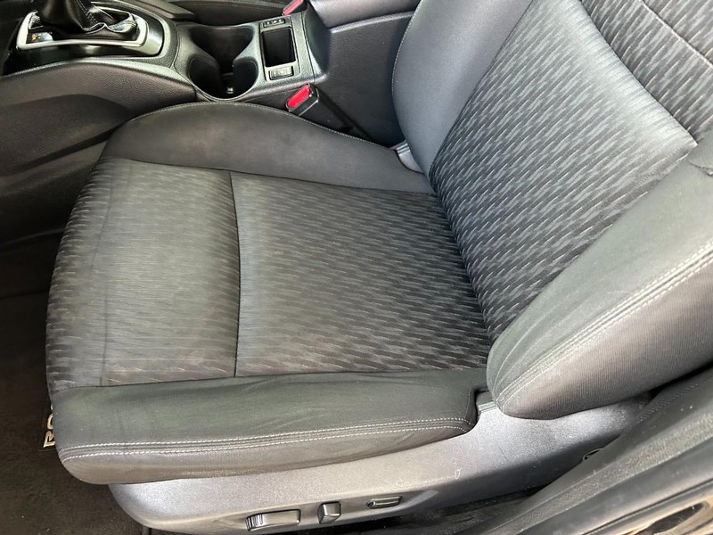 Nissan Rogue Vehicle Full-screen Gallery Image 16