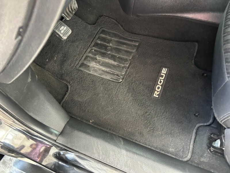 Nissan Rogue Vehicle Full-screen Gallery Image 17