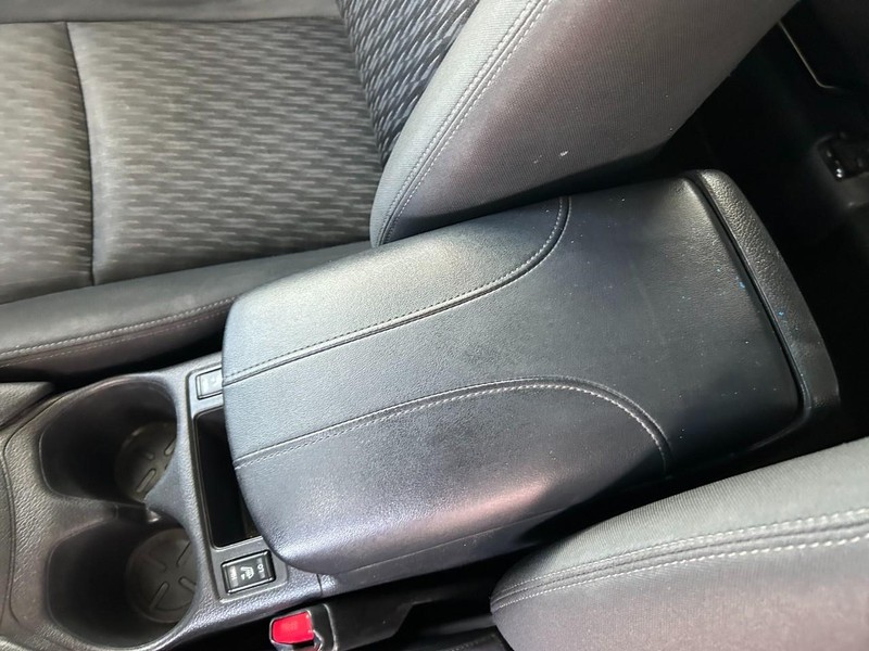 Nissan Rogue Vehicle Full-screen Gallery Image 18