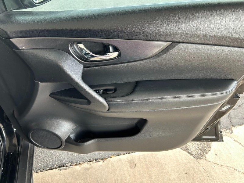 Nissan Rogue Vehicle Full-screen Gallery Image 23