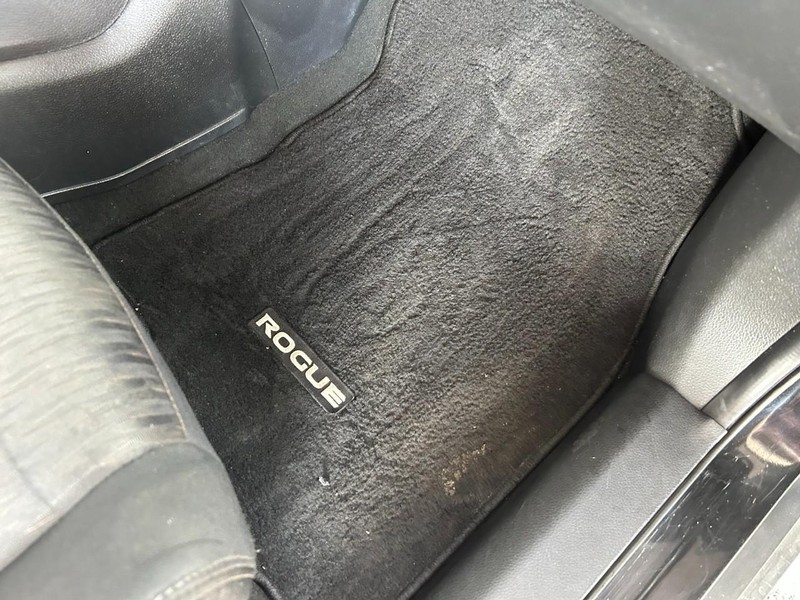 Nissan Rogue Vehicle Full-screen Gallery Image 24