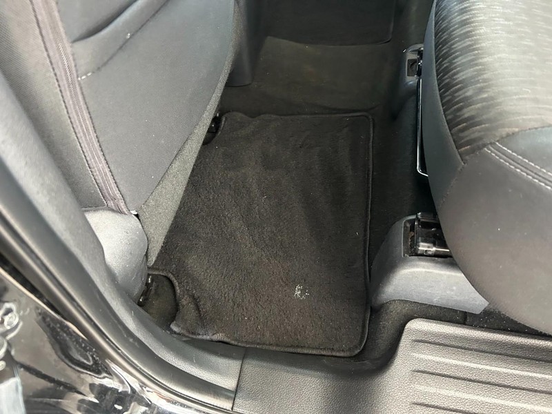 Nissan Rogue Vehicle Full-screen Gallery Image 25