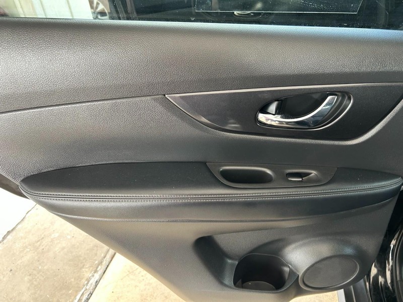 Nissan Rogue Vehicle Full-screen Gallery Image 26