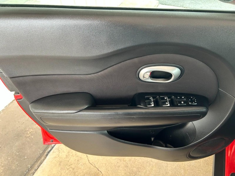 Kia Soul Vehicle Full-screen Gallery Image 19