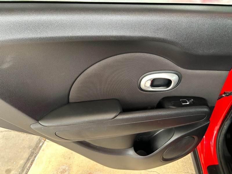 Kia Soul Vehicle Full-screen Gallery Image 23