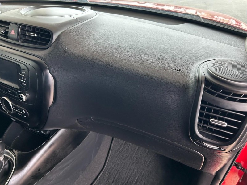 Kia Soul Vehicle Full-screen Gallery Image 25